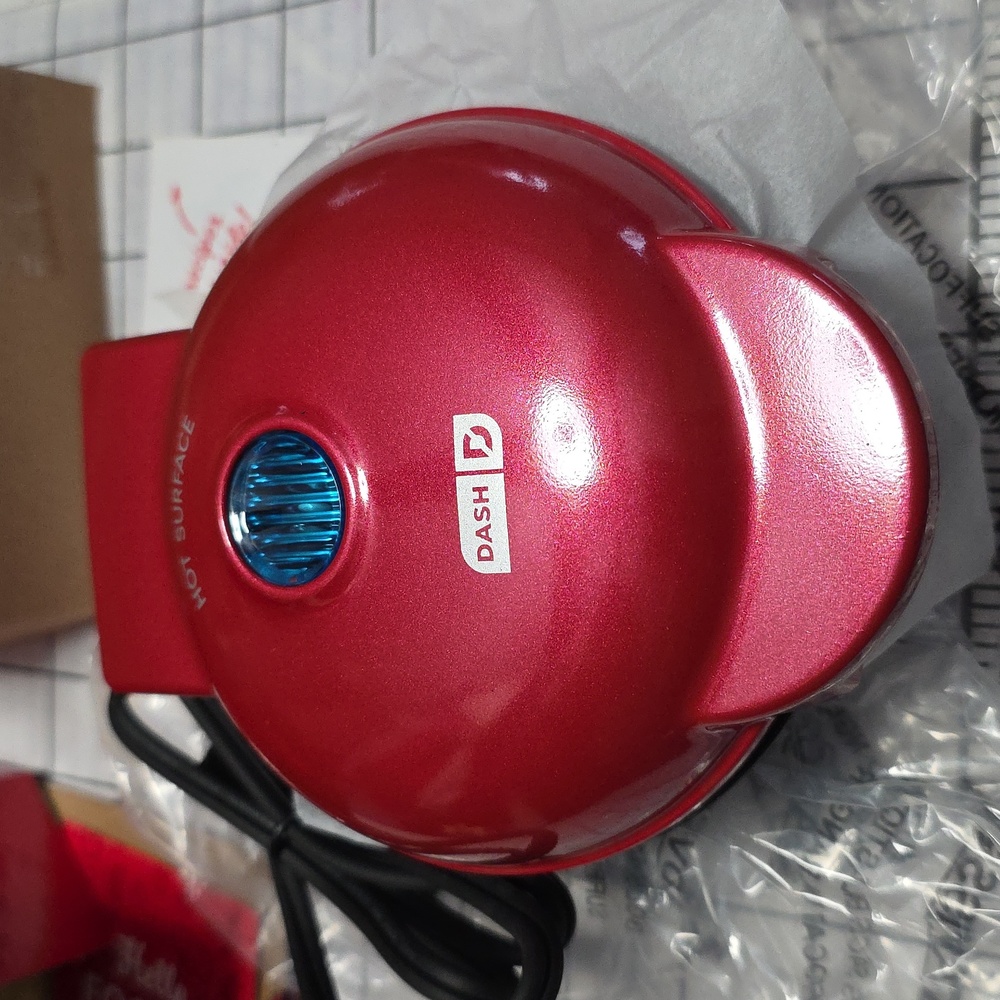 Compact Red Waffle Maker, Mini Gingerbread Man Maker, Dash, NIB - Picture 9 of 11